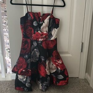 Size 4 floral Windsor dress with v neck and bow in back.